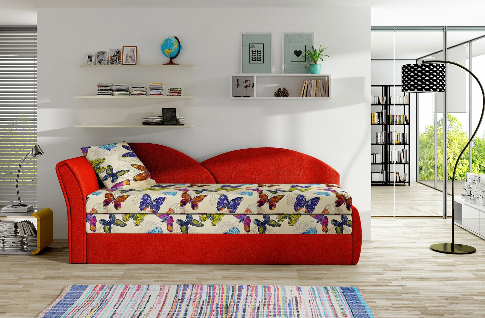 Kanapa Aga w układzie lewym w kolorze czerwonym Alova 46 z siedziskiem i poduszką w kwiatowy wzór Butterfly 04 wielokolorowy, ustawiona w jasnym salonie z dużym oknem i drewnianą podłogą.