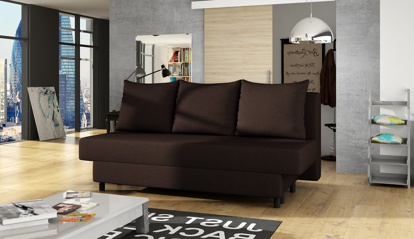 Kanapa Amaza Sawana 16 brązowy w nowoczesnym salonie z drewnianą podłogą i designerskimi dodatkami.