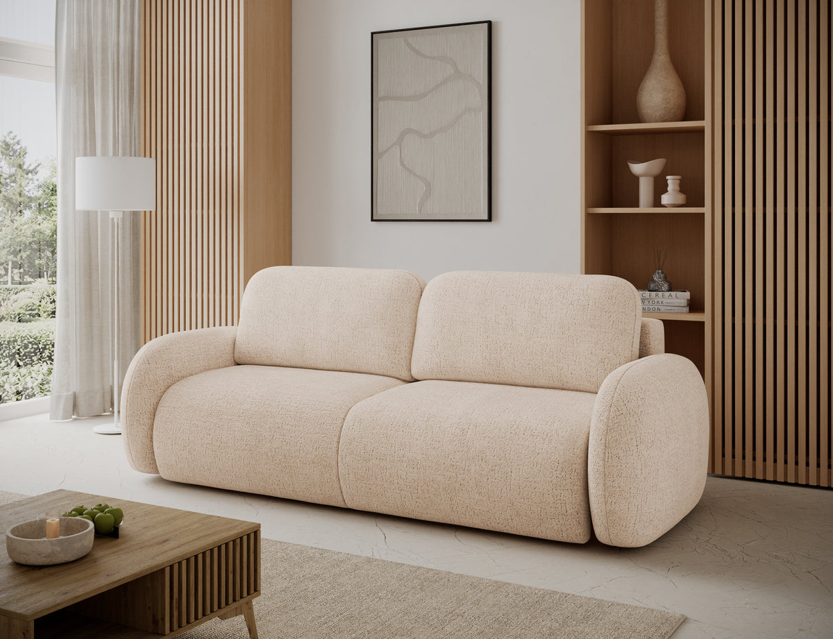 Kanapa Avuela w jasnobeżowym kolorze w nowoczesnej aranżacji salonu, ujęcie pod kątem eksponujące obłą bryłę i szerokie siedzisko