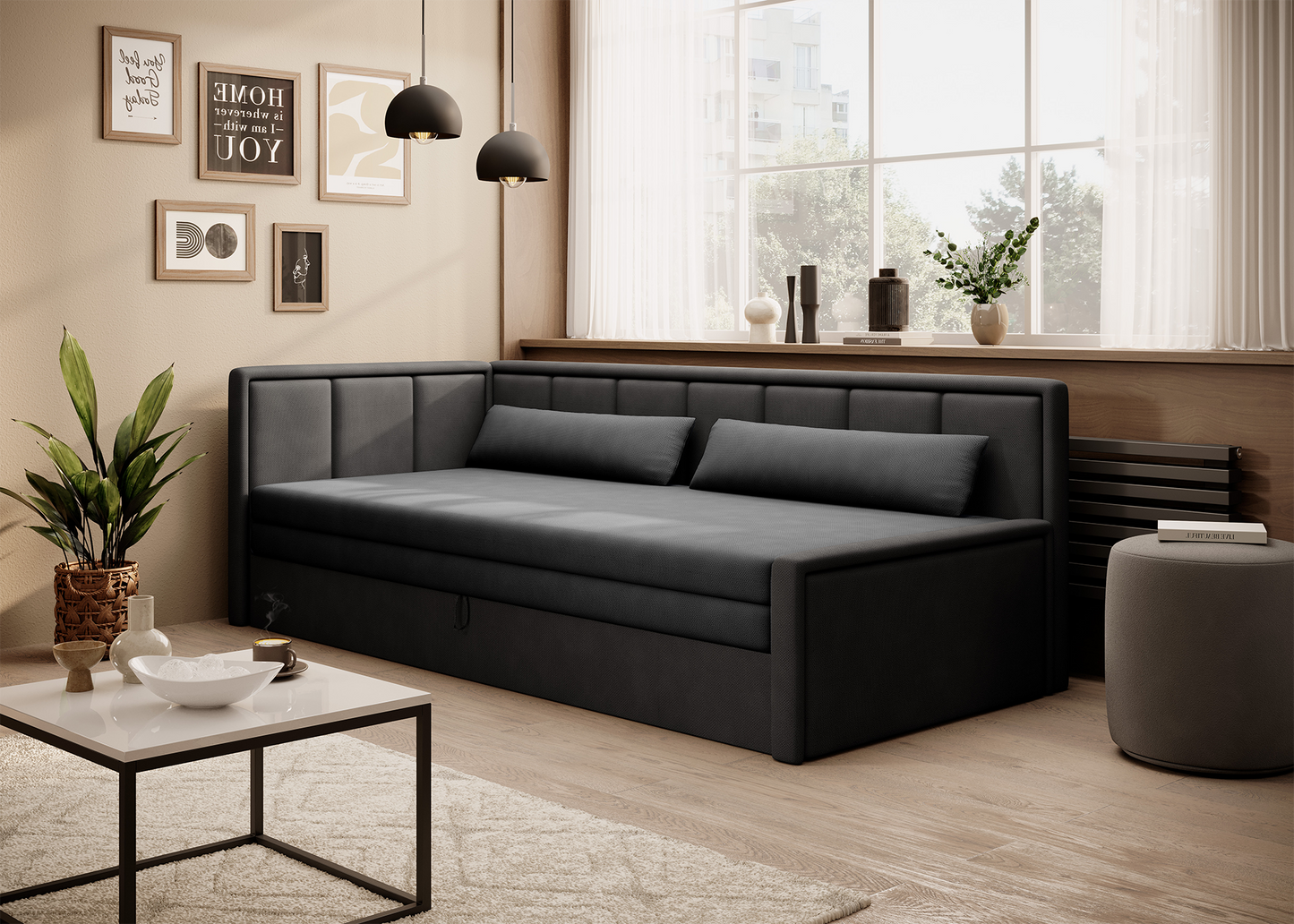 Nowoczesna czarna sofa tapicerowana ustawiona w przestronnym i jasnym salonie.