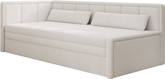 Beżowa sofa tapicerowana z funkcją spania i oparciem narożnym – mebel do salonu lub pokoju gościnnego.