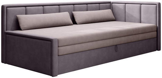 Fioletowa sofa narożna z funkcją spania i jasnobeżowymi poduszkami – tapicerowany mebel do salonu.