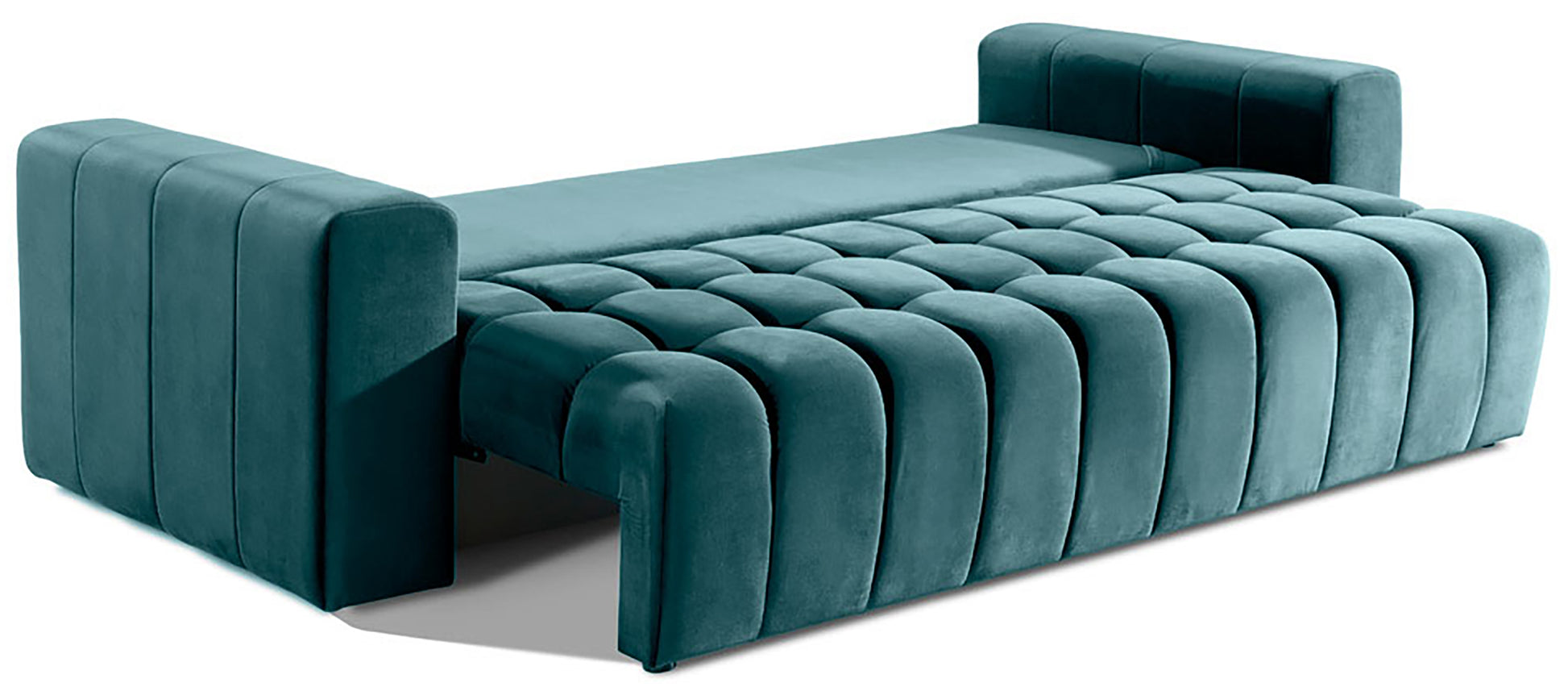 Sofa Lazaro Monolith 76 jasnoniebieska rozłożona jako łóżko: mechanizm rozkładania odsłania pikowaną, równą powierzchnię spania, zachowując masywne, prostokątne podłokietniki i jednolity jasnoniebieski materiał.