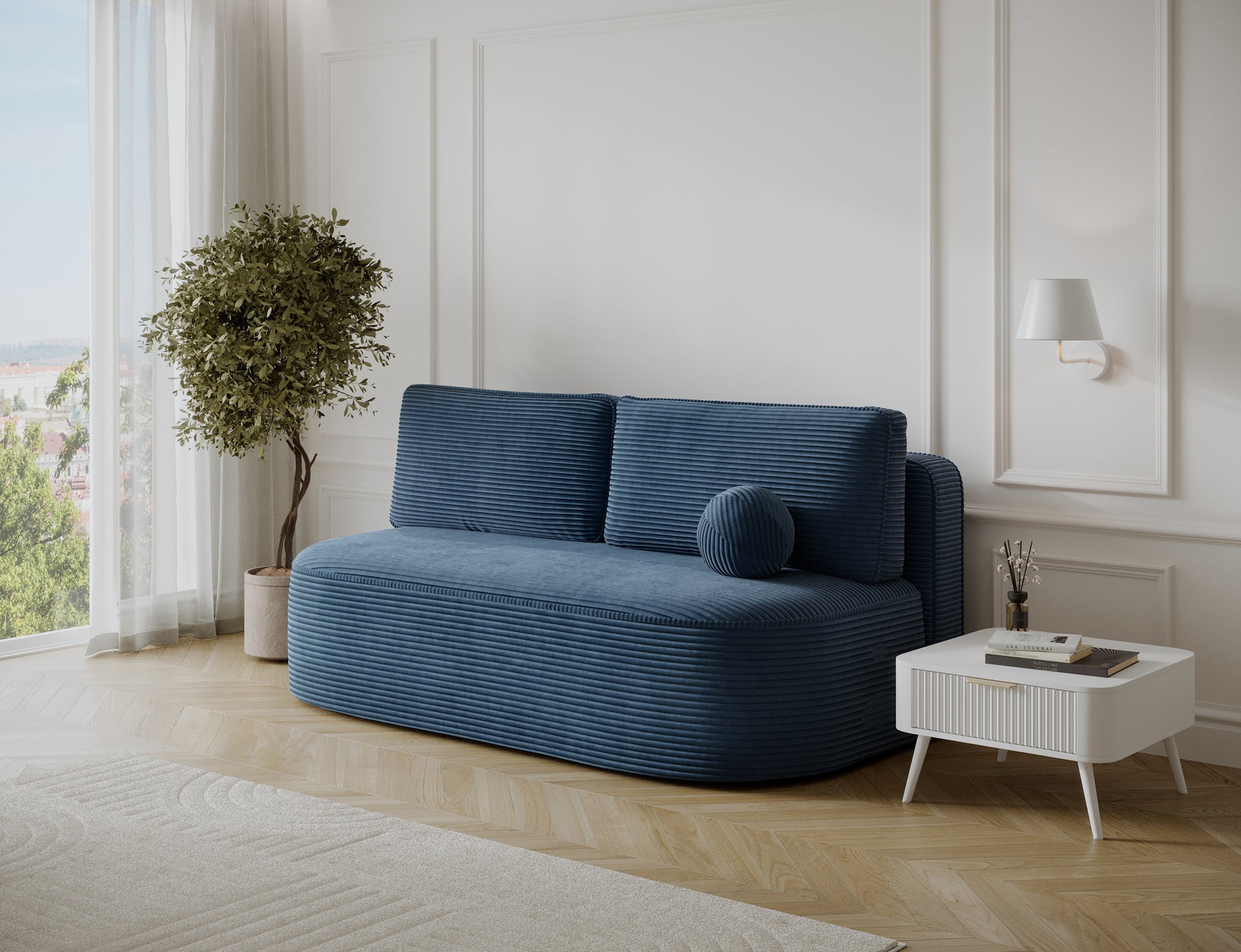 Kanapa Lilana ciemnoniebieska w aranżacji salonu, nowoczesna sofa Jarell 40 przy oknie, idealna do wnętrz w stylu modern classic.