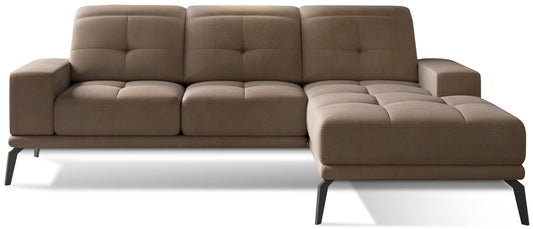 Elegancki narożnik Torrense Monolith 09 z prawym szezlongiem oraz dekoracyjnymi przeszyciami na oparciach. Komfortowy narożnik rodzinny do przestronnego salonu inspirowanego stylem modern oraz soft loft.