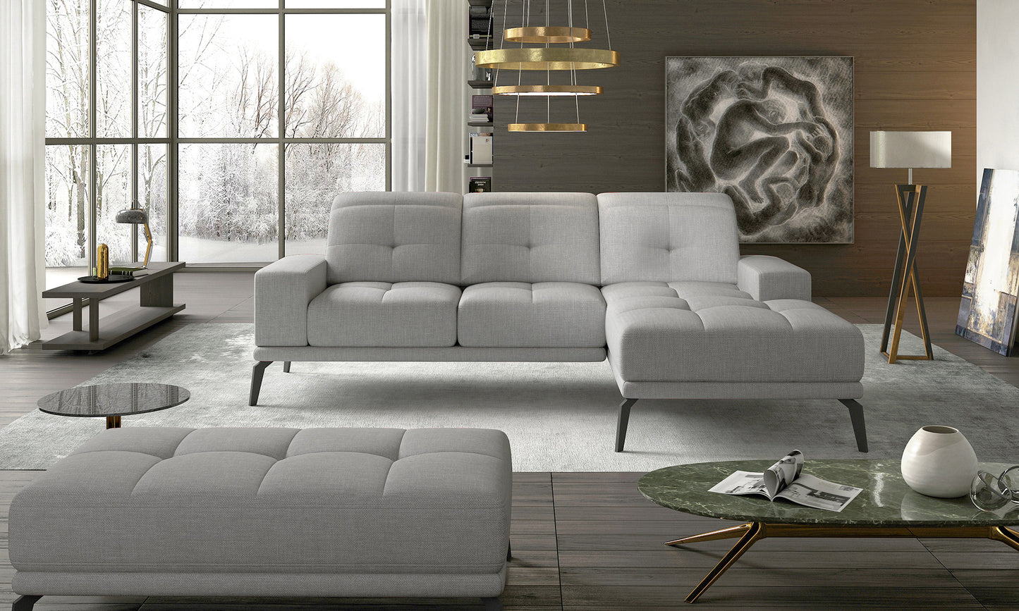 Elegancki narożnik Torrense Sawana 21 z prawym szezlongiem oraz dekoracyjnymi przeszyciami na oparciach. Komfortowy narożnik rodzinny do przestronnego salonu inspirowanego stylem modern i soft loft.