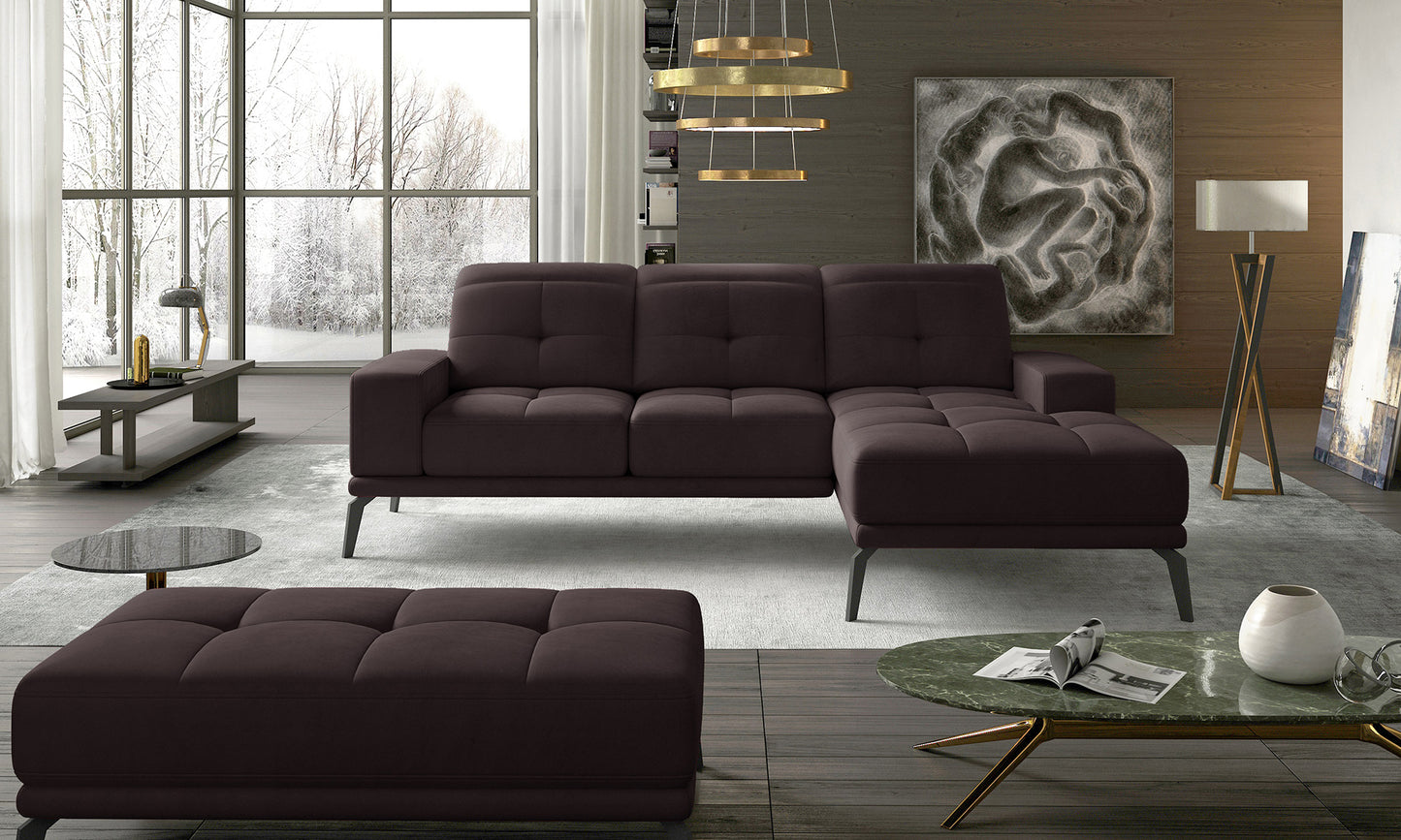Elegancki narożnik Torrense Matt Velvet 29 z prawym szezlongiem oraz dekoracyjnymi przeszyciami na oparciach. Komfortowy narożnik rodzinny do przestronnego salonu inspirowanego stylem modern, loftowym i soft loft.