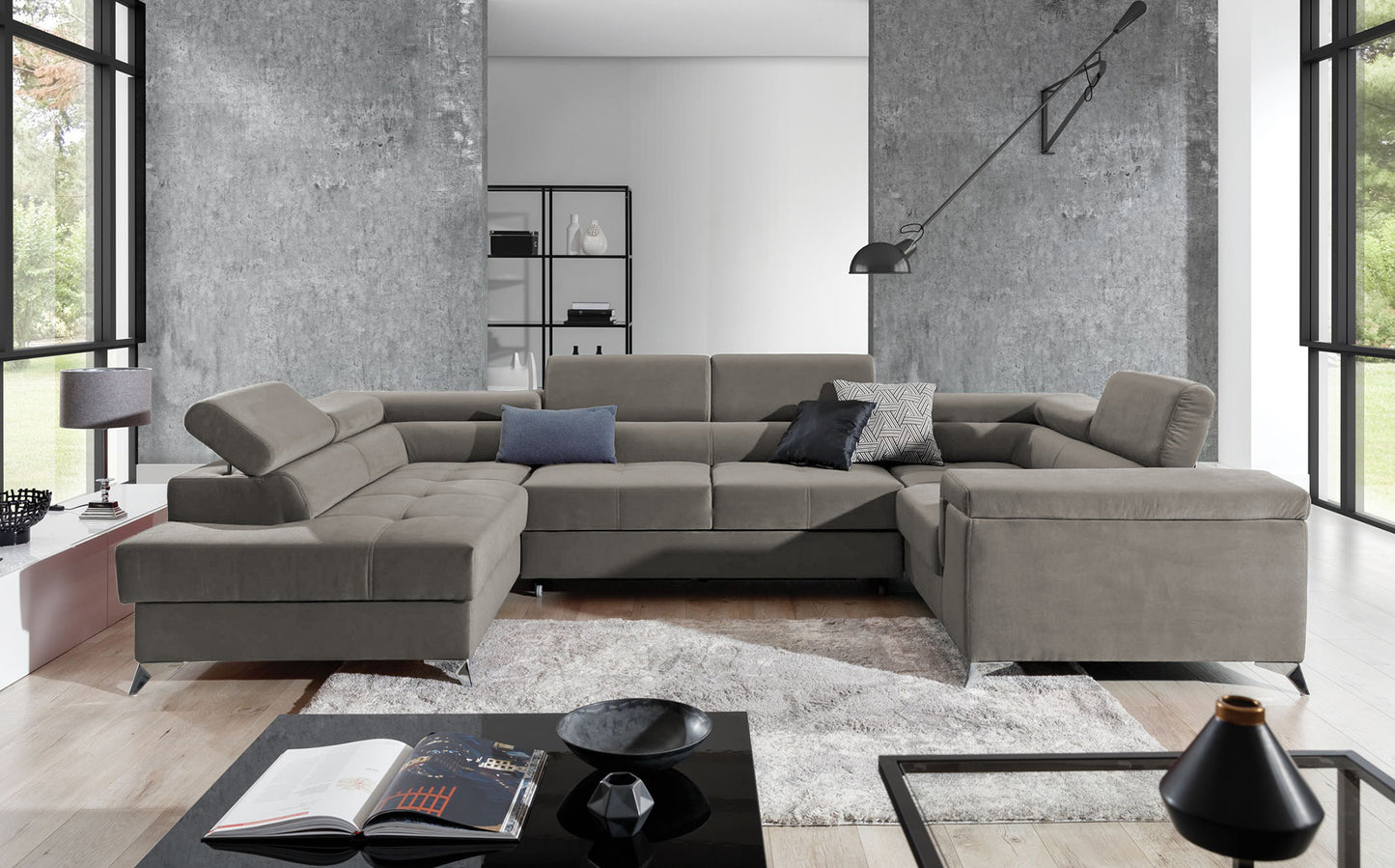 Designerski narożnik Thiago lewy wykonany z tkaniny Paros 02 prezentuje minimalistyczną bryłę, regulowane zagłówki oraz komfortowe siedziska. Funkcjonalny narożnik do rodzinnego salonu zapewnia wysoki komfort wypoczynku każdego dnia.