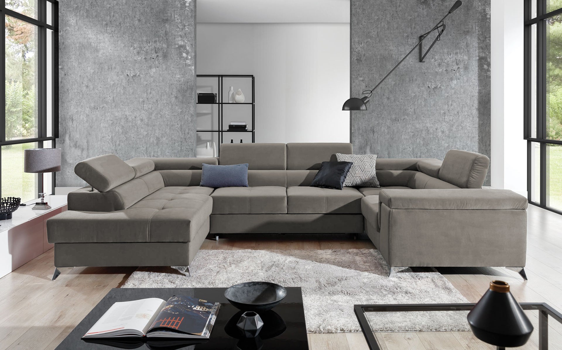 Designerski narożnik Thiago lewy wykonany z tkaniny Paros 02 prezentuje minimalistyczną bryłę, regulowane zagłówki oraz komfortowe siedziska. Funkcjonalny narożnik do rodzinnego salonu zapewnia wysoki komfort wypoczynku każdego dnia.