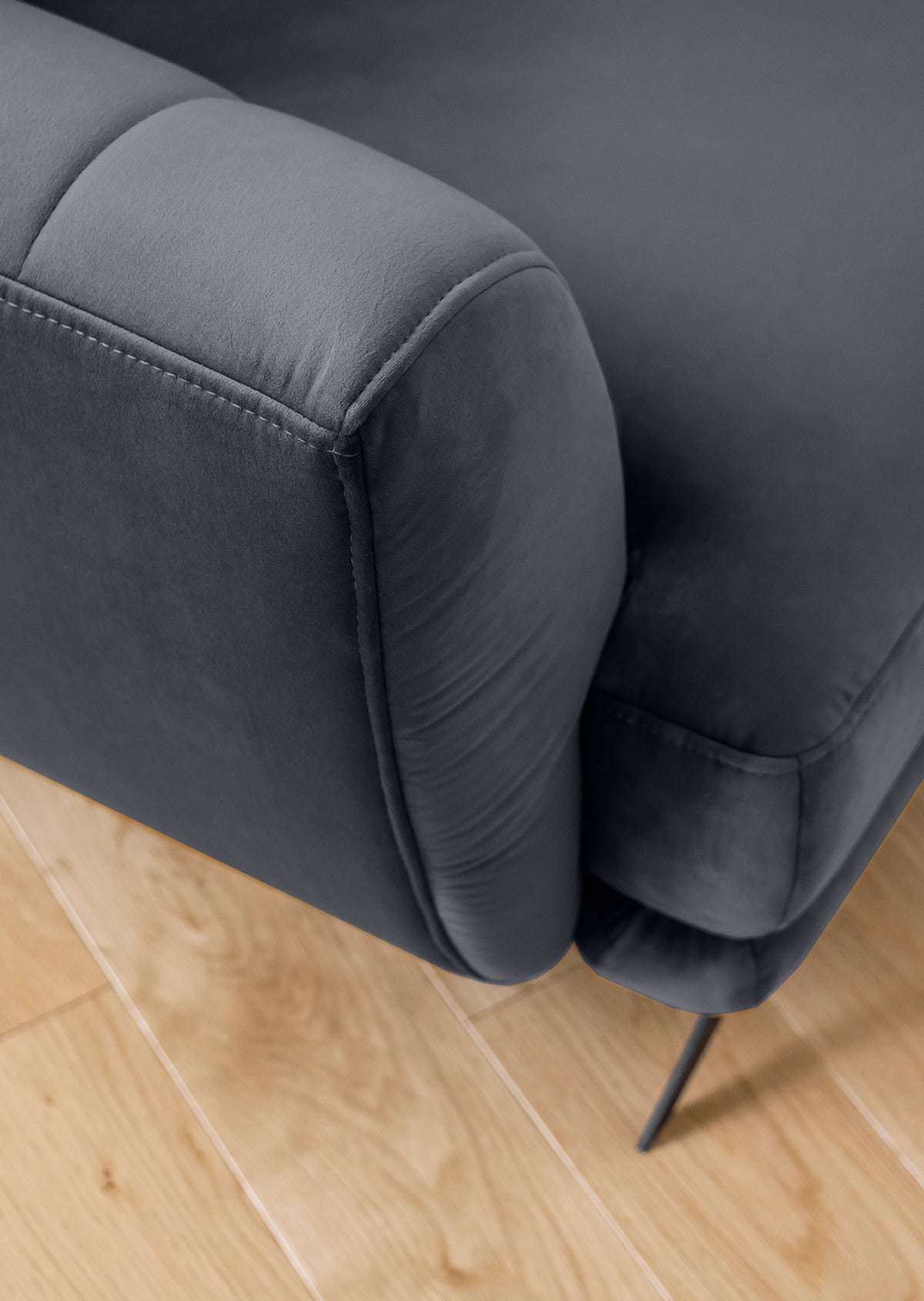 Komplet wypoczynkowy Megis Sola 06 prezentuje trio mebli na cienkich nóżkach w stonowanej szarości. Komfortowe siedziska i minimalistyczny design sprzyjają relaksowi w nowoczesnym salonie.