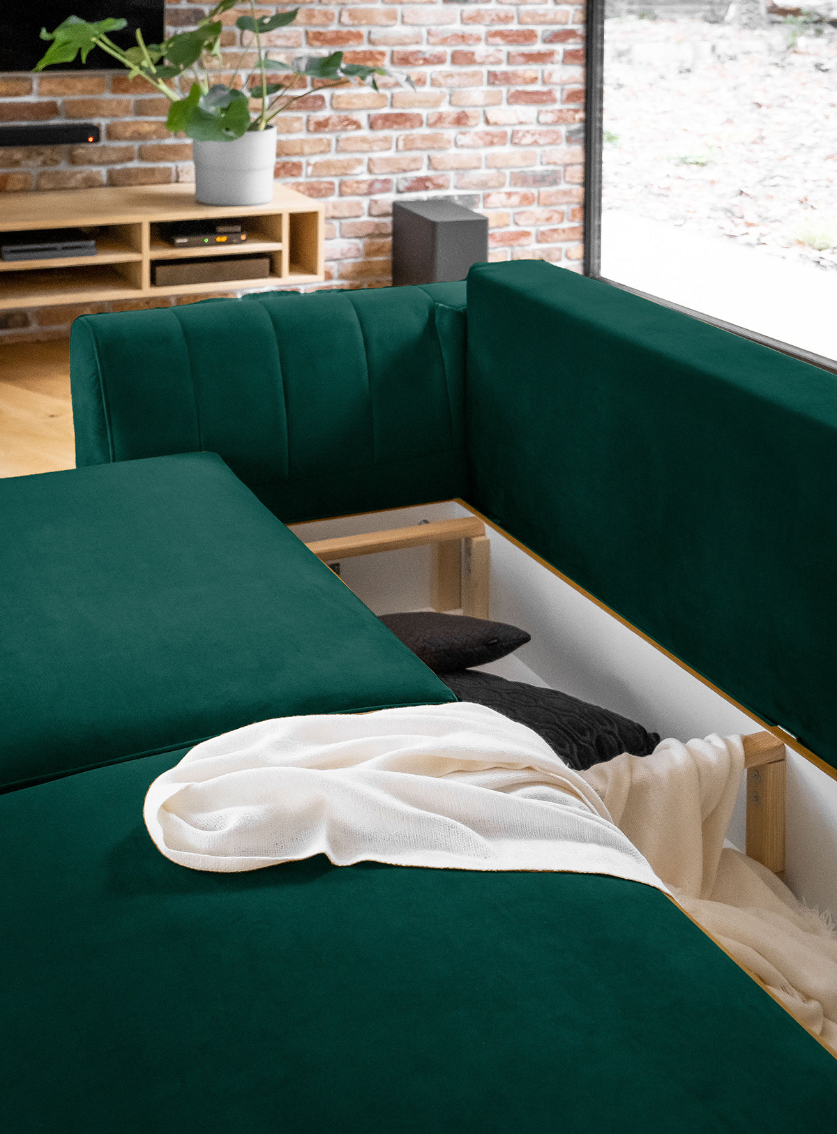 Zielony zestaw sofa, fotel i pufa Megis Nube przyciąga uwagę elegancką formą. Komplet doskonale sprawdza się w nowoczesnych aranżacjach salonu.
