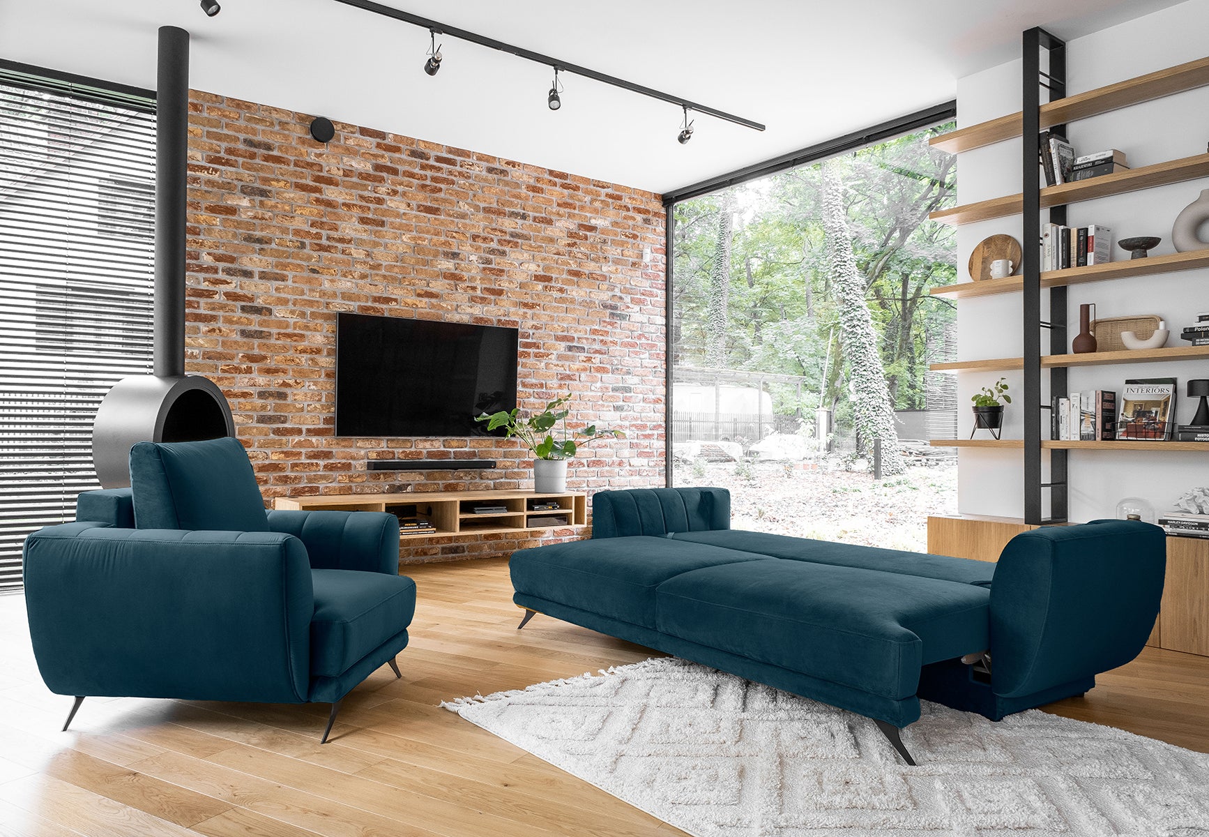 Sofa z fotelem i pufą Megis Nube w intensywnym granatowym odcieniu. Zestaw łączy funkcjonalność z eleganckim wyglądem.
