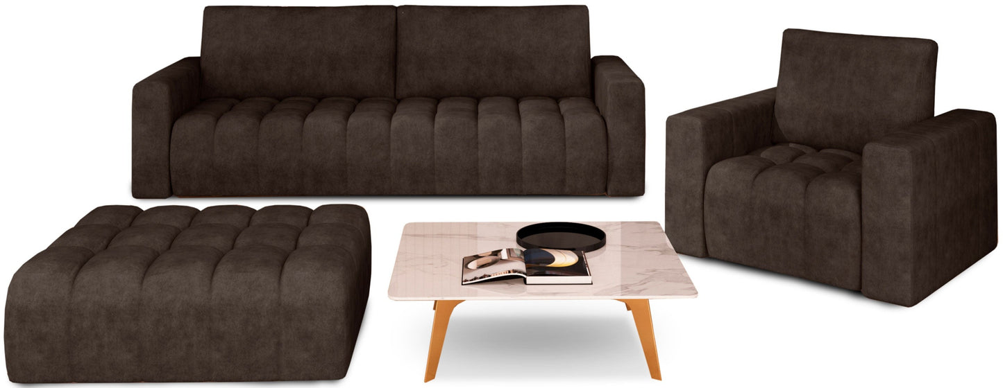Komplet wypoczynkowy Lazaro w kolorze Dora 28 brązowy – nowoczesna sofa trzyosobowa, fotel oraz pufa o charakterystycznym, pikowanym wykończeniu, przedstawione na białym tle.