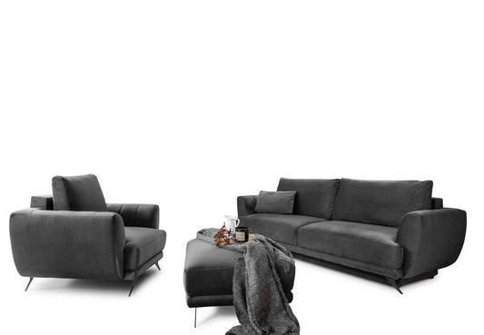 Ciemnoszary komplet wypoczynkowy Megis Velvetmat 06 z sofą, fotelem i pufą. Tkanina velvet dodaje elegancji i podkreśla nowoczesny charakter mebli.
