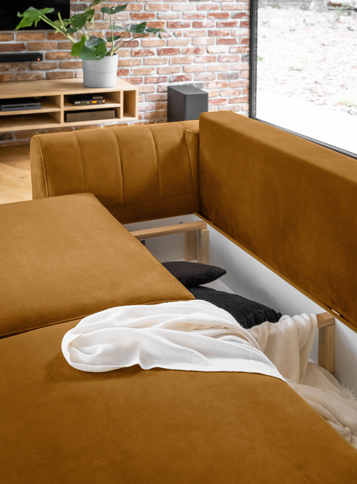 Sofa z fotelem i pufą Megis Nube w kolorze żółtym stanowi mocny akcent wnętrza. Zestaw łączy komfort użytkowania z designerskim wyglądem.
