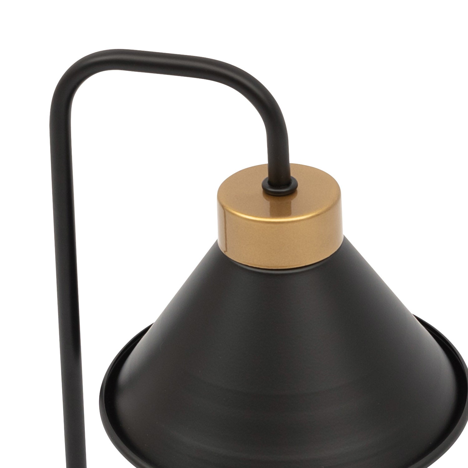 Zbliżenie na lampkę Detmer, eksponujące czarny, metalowy klosz z mosiężną oprawą i giętą rurkę na tle białej powierzchni.