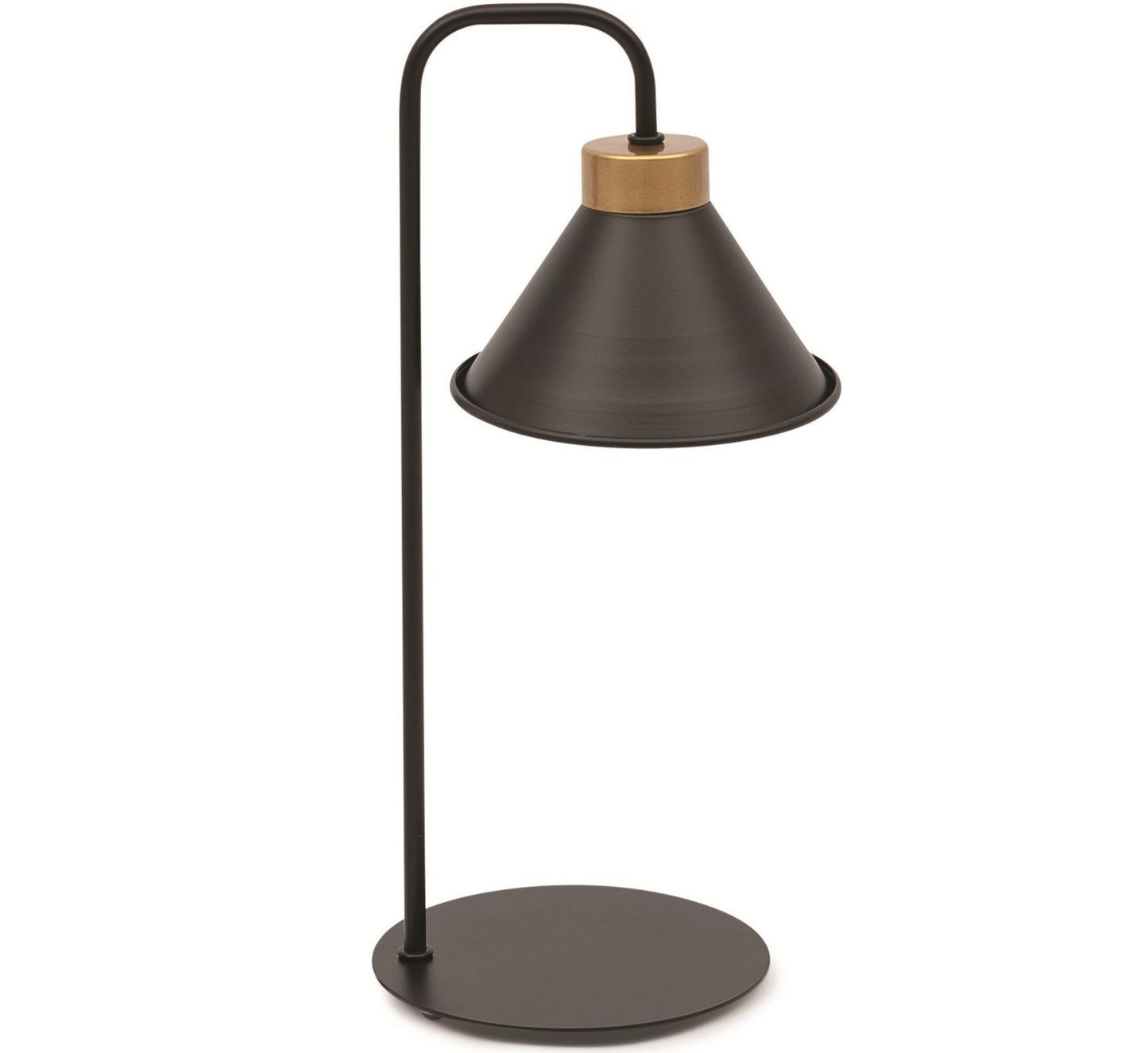 Czarna lampka stołowa Detmer z okrągłą podstawą, prostą, wygiętą nóżką i lejkowatym kloszem z mosiężnym pierścieniem na białym tle.