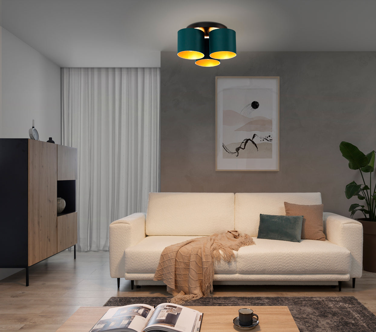 Włączona lampa sufitowa Vespillo 3 w wieczornej aranżacji salonu, rzucająca ciepłe, złote światło na biały narożnik i ścianę, tworząc przytulny nastrój.
