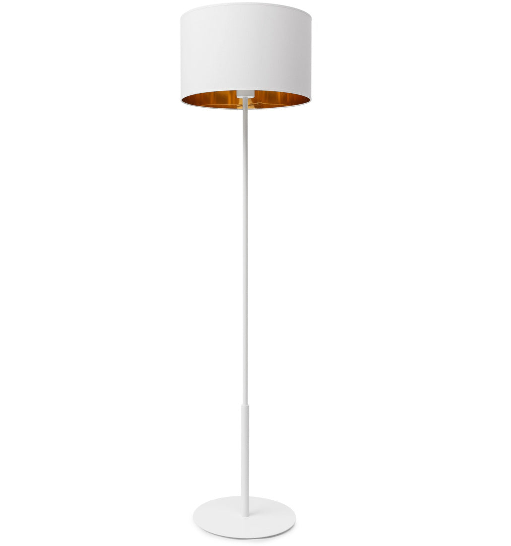 Biała lampa stojąca Vespillo z cylindrycznym abażurem wykończonym wewnątrz złotą powłoką, na cienkiej, metalowej stopie, na jednolitym białym tle.