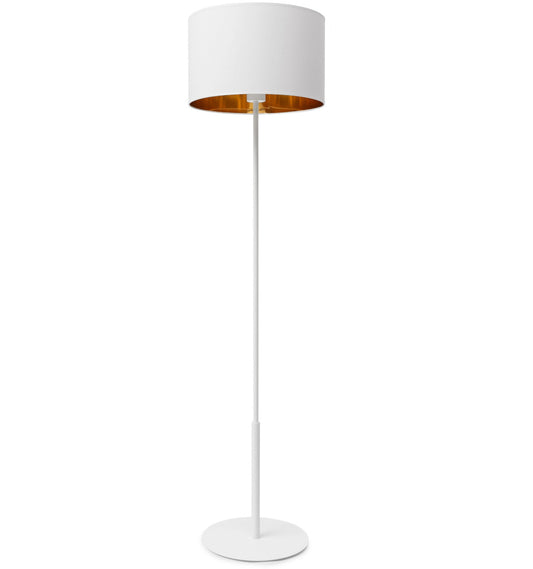 Biała lampa stojąca Vespillo z cylindrycznym abażurem wykończonym wewnątrz złotą powłoką, na cienkiej, metalowej stopie, na jednolitym białym tle.