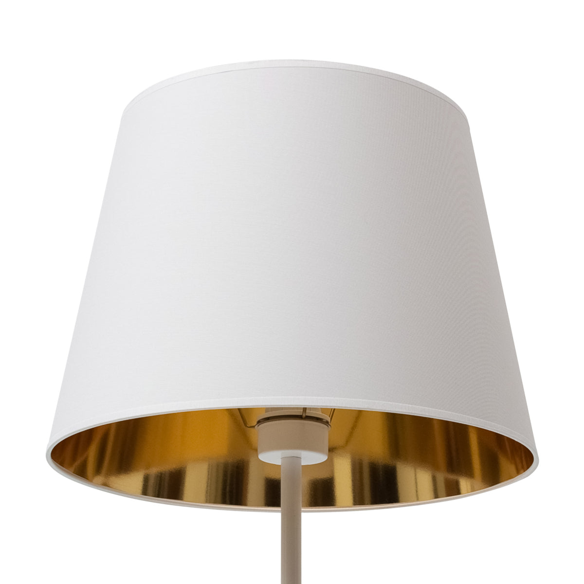 Stożkowy, biały abażur lampy Vespillo 1a ukazujący od wewnątrz ciepłą, złotą, metaliczną powłokę oraz mocowanie źródła światła.