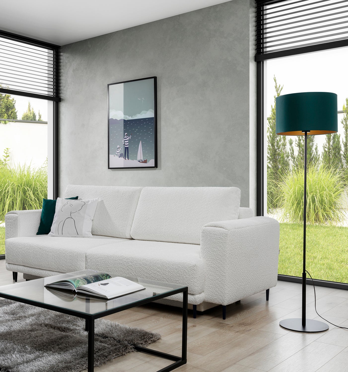 Lampa stojąca Vespillo obok białej sofy i stolika kawowego w jasnym salonie z betonową ścianą, dużym oknem i czarnymi żaluzjami, emitująca naturalne światło dzień.