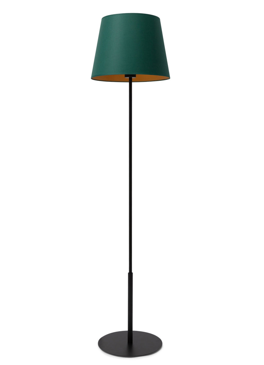 Lampa stojąca Vespillo 1a – smukły czarny metalowy trzonek z okrągłą podstawą i stożkowym abażurem w kolorze ciemnej zieleni, podbita matowym złotym wnętrzem, na białym tle.