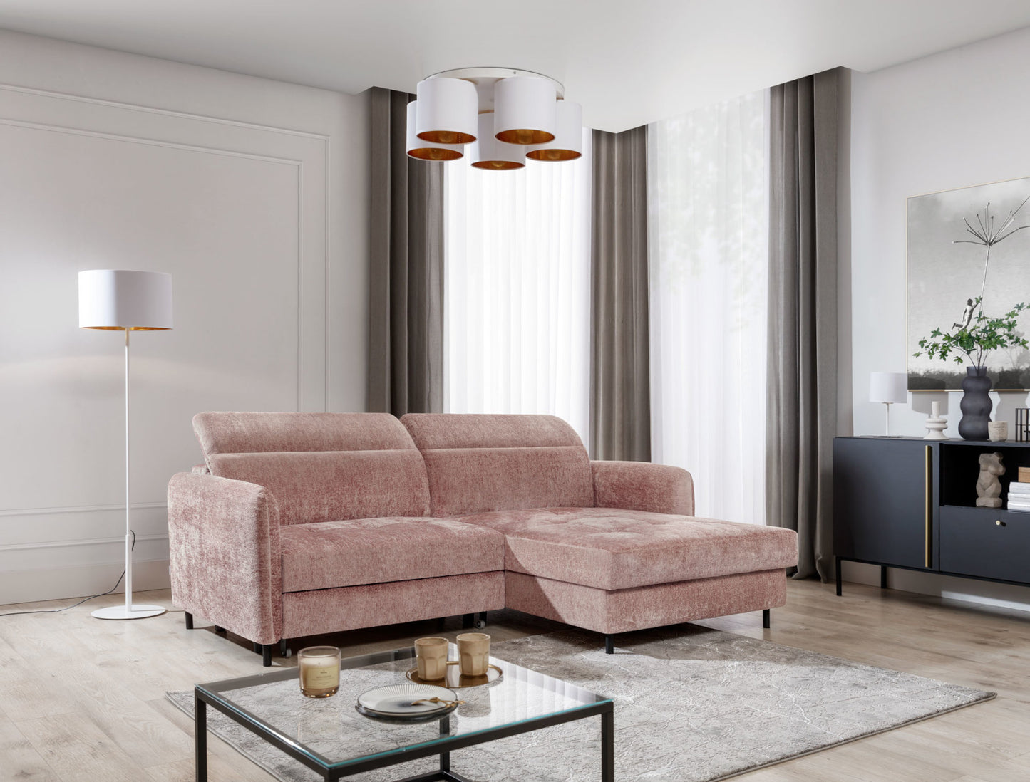 Lampa sufitowa Vespillo 5 z pięcioma abażurami zawieszona nad różową sofą w jasnym salonie z dużym oknem, biało-złote akcenty podkreślają elegancką aranżację.