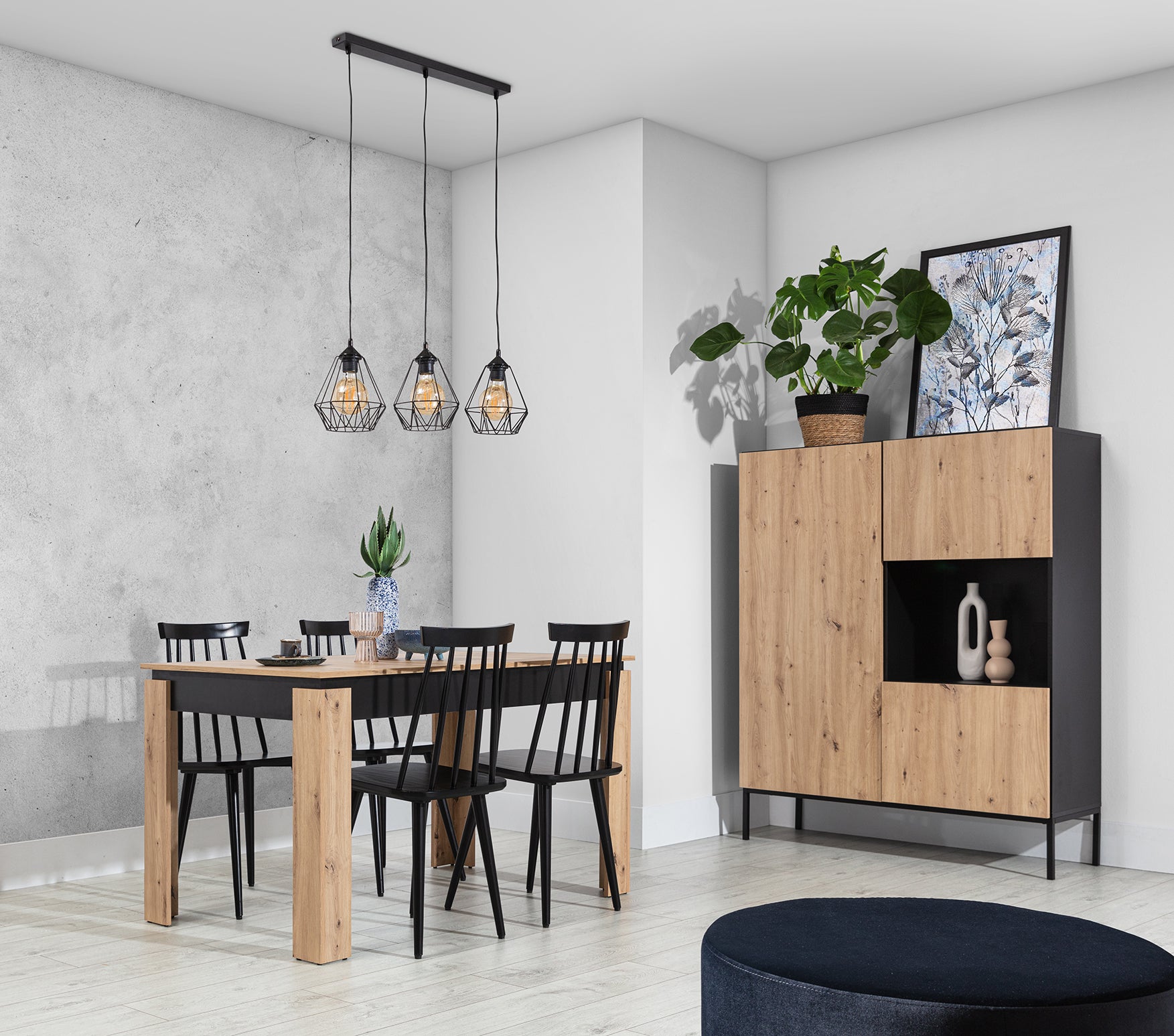 Lampa Benigne 70x110 cm – aranżacja w salonie – nowoczesna lampa wisząca o dużym kloszu w stylu industrialnym, zawieszona nad stolikiem kawowym w przestronnym wnętrzu.