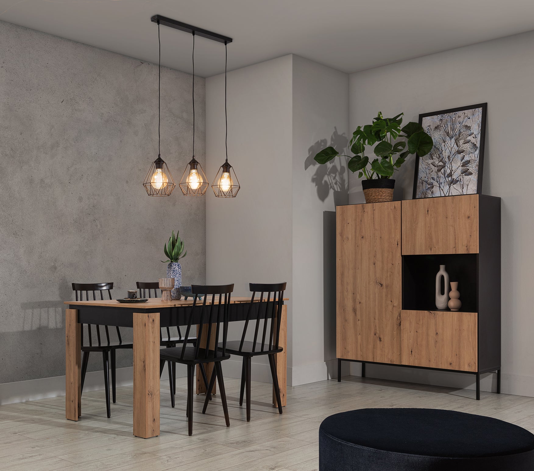 Lampa Benigne 70x110 cm – aranżacja we wnętrzu – duża lampa loftowa w czarnym kolorze z widoczną żarówką, oświetlająca nowoczesny salon z drewnianymi akcentami