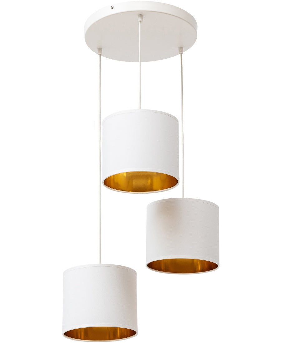 Biało-złota lampa wisząca Vespillo 3 z trzema cylindrycznymi abażurami zawieszonymi na różnej długości przewodach, na jednolitym białym tle.