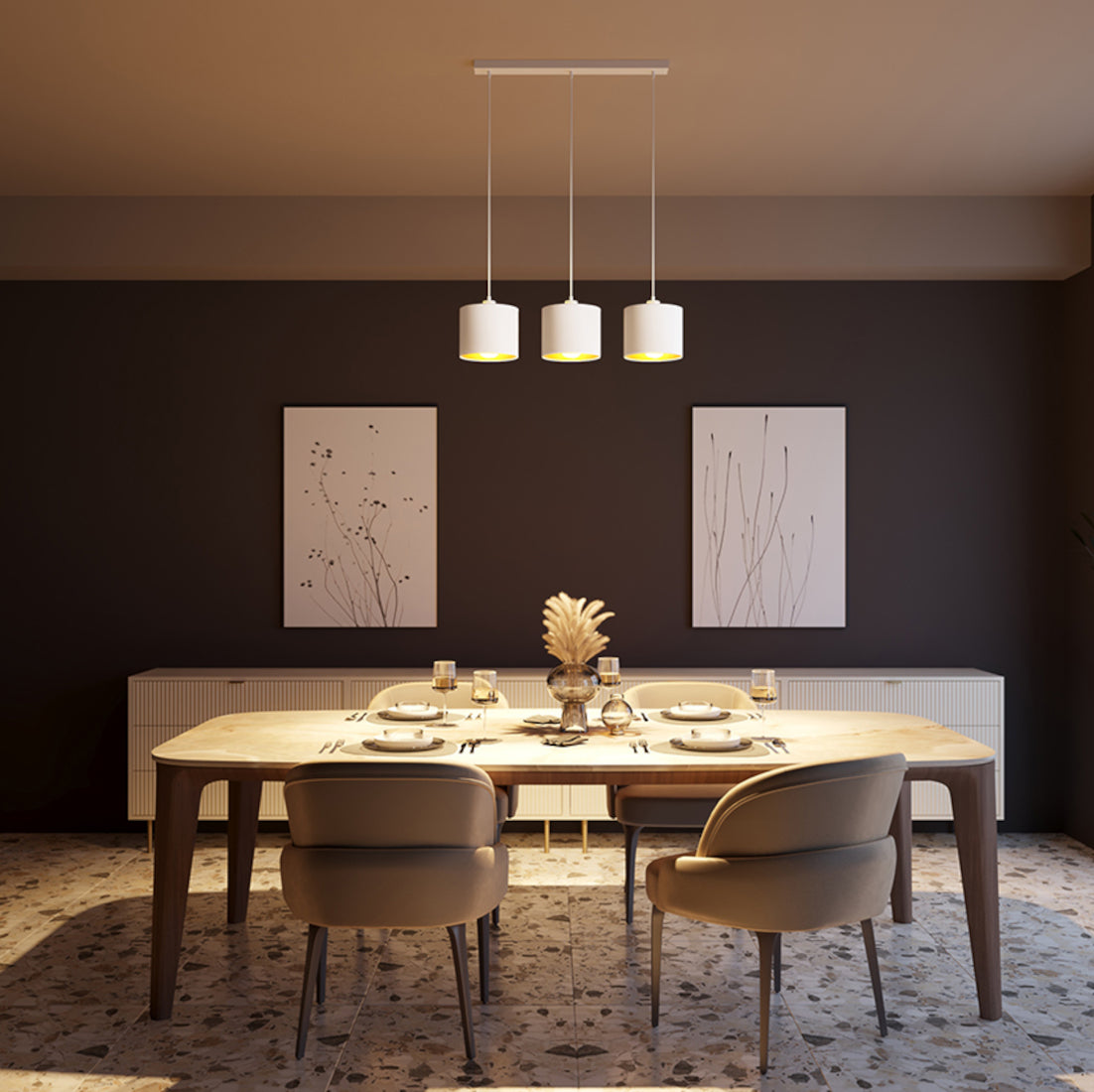 Włączona lampa wisząca liniowa Vespillo 3 w wieczornej aranżacji jadalni, rzucająca ciepłe, złote światło na stół i krzesła, tworząc nastrojową atmosferę.