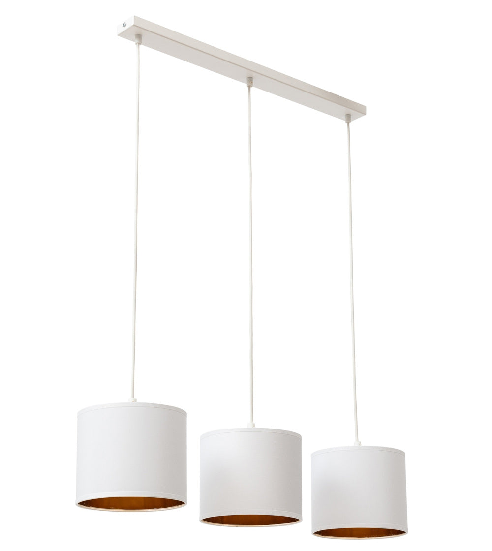 Biało-złota lampa wisząca liniowa Vespillo 3 z trzema cylindrycznymi abażurami o białej tkaninie i złotym wnętrzu, zawieszona na prostej, wąskiej belce sufitowej, na białym tle.