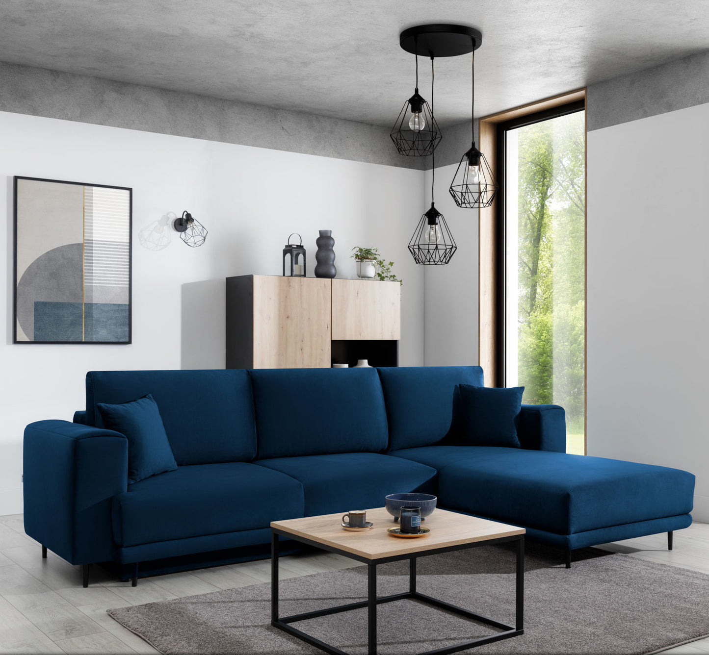 Lampa wisząca Bendinni czarna 44x110 cm w aranżacji salonu – potrójny zwis nad stolikiem