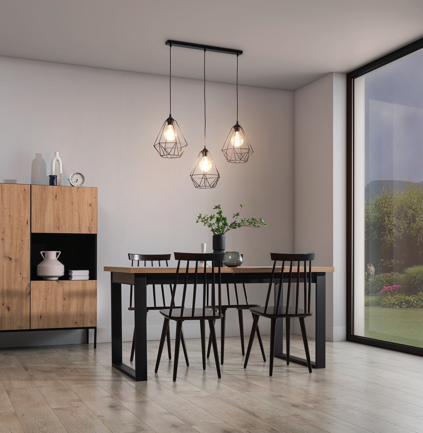 Lampa wisząca Bendinni czarna 74x110 cm w aranżacji wnętrza – nowoczesne oświetlenie nad stołem