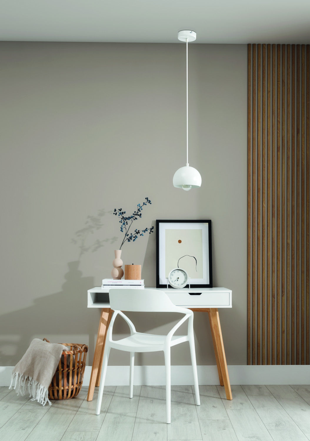 Lampa wisząca Callide biała 15×110 cm – aranżacja przy biurku (jasne tło)