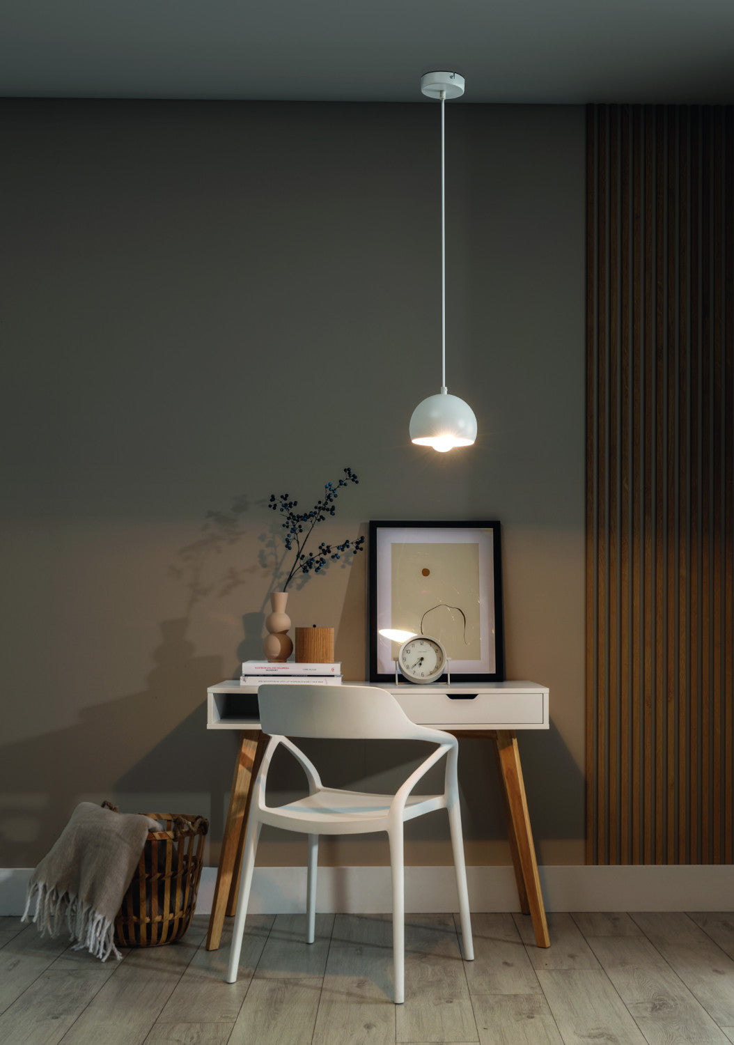 Lampa wisząca Callide biała 15×110 cm – aranżacja przy biurku