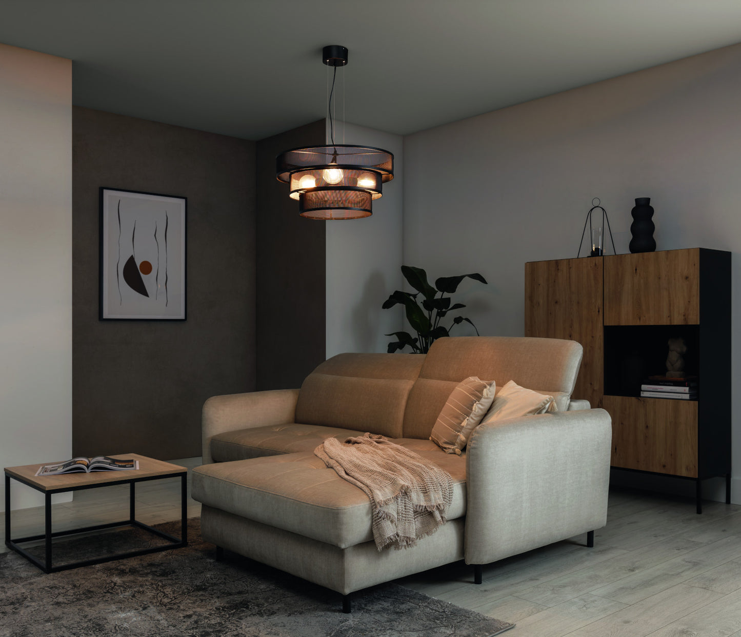 Lampa wisząca Orabela B czarna 55×130 cm – aranżacja w salonie (ujęcie 1)