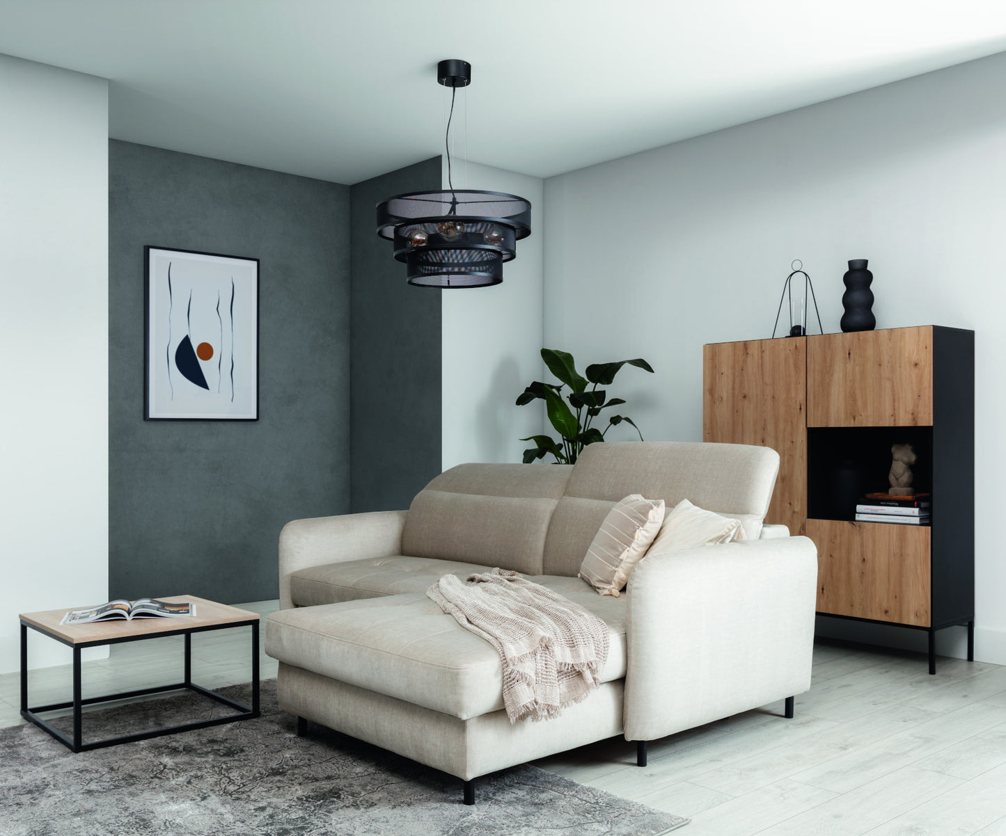 Lampa wisząca Orabela B czarna 55×130 cm – aranżacja w salonie (ujęcie 2)