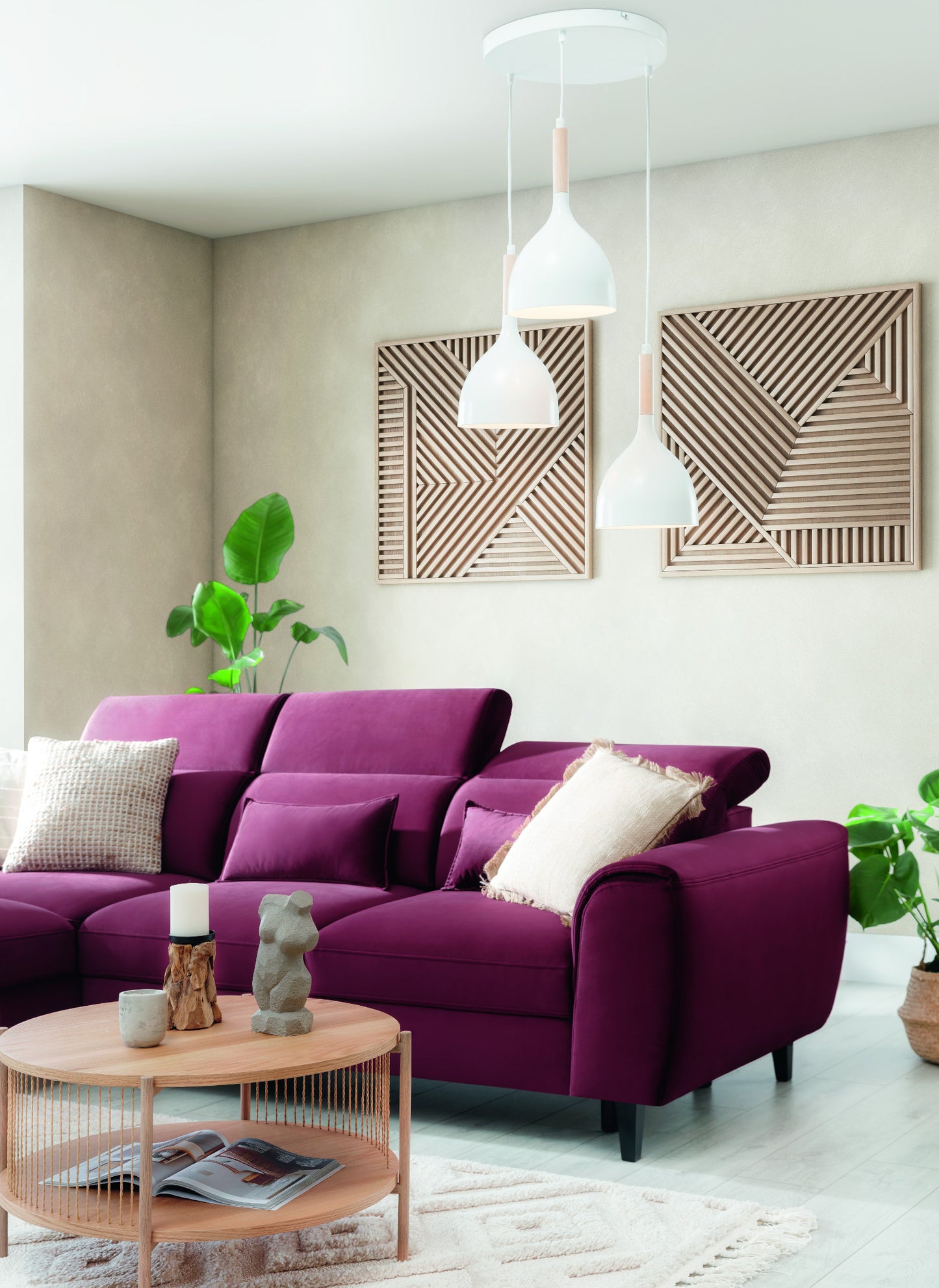 Lampa wisząca potrójna Woldes biała 42×110 cm – aranżacja w salonie (dzień)