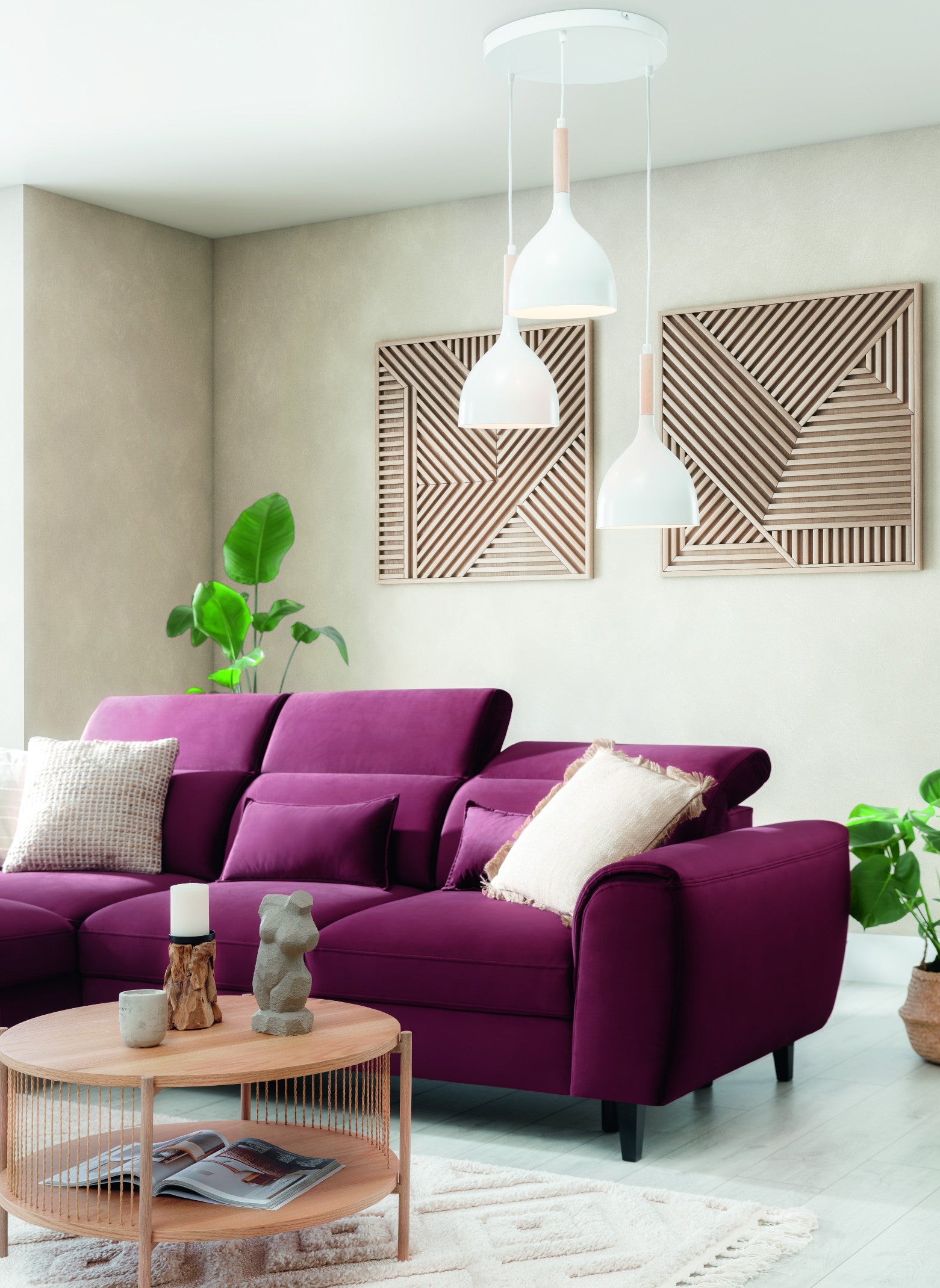 Lampa wisząca potrójna Woldes biała 42×110 cm – aranżacja w salonie (dzień)