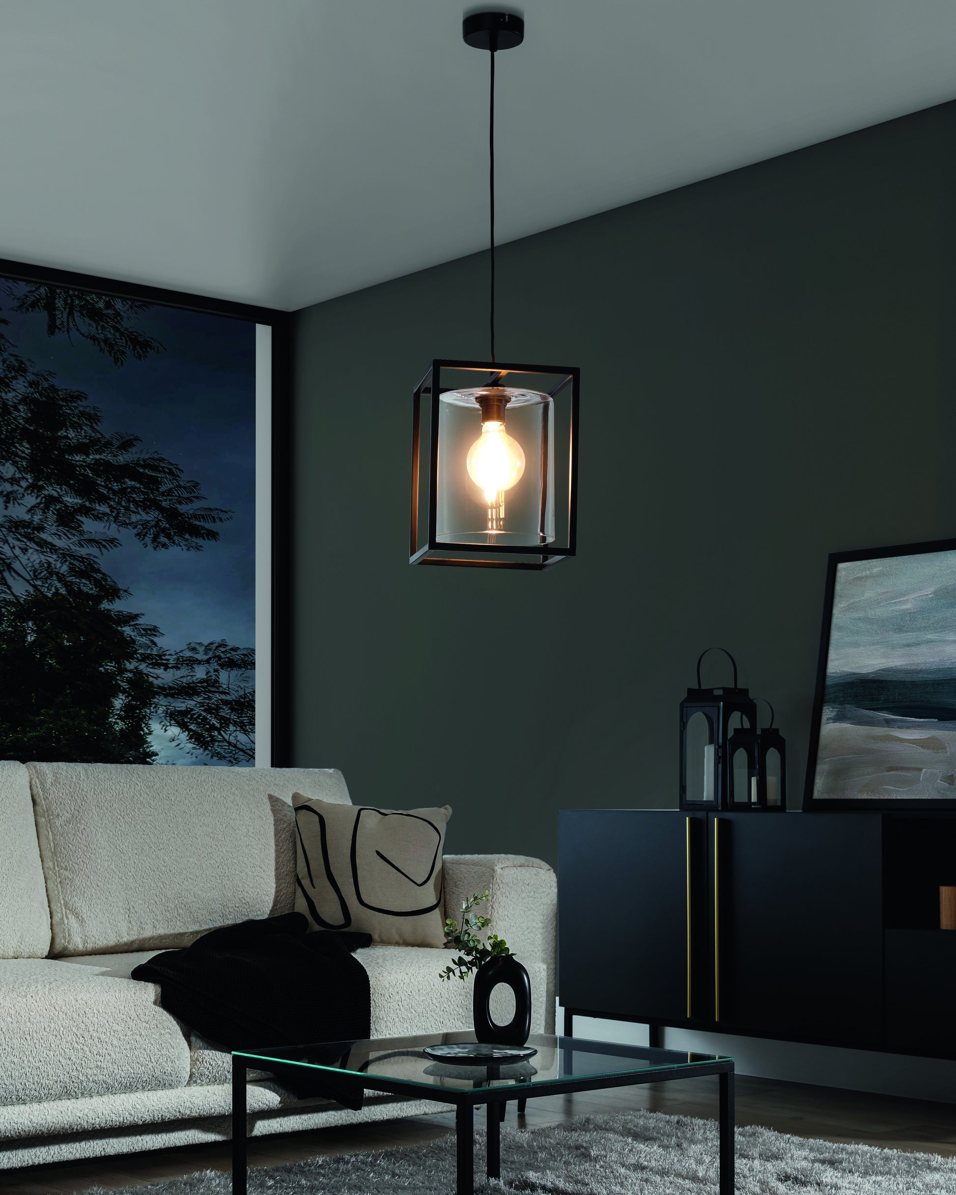 Lampa wisząca Quadratus czarna 23×120 cm – aranżacja w salonie przy zapalonym świetle