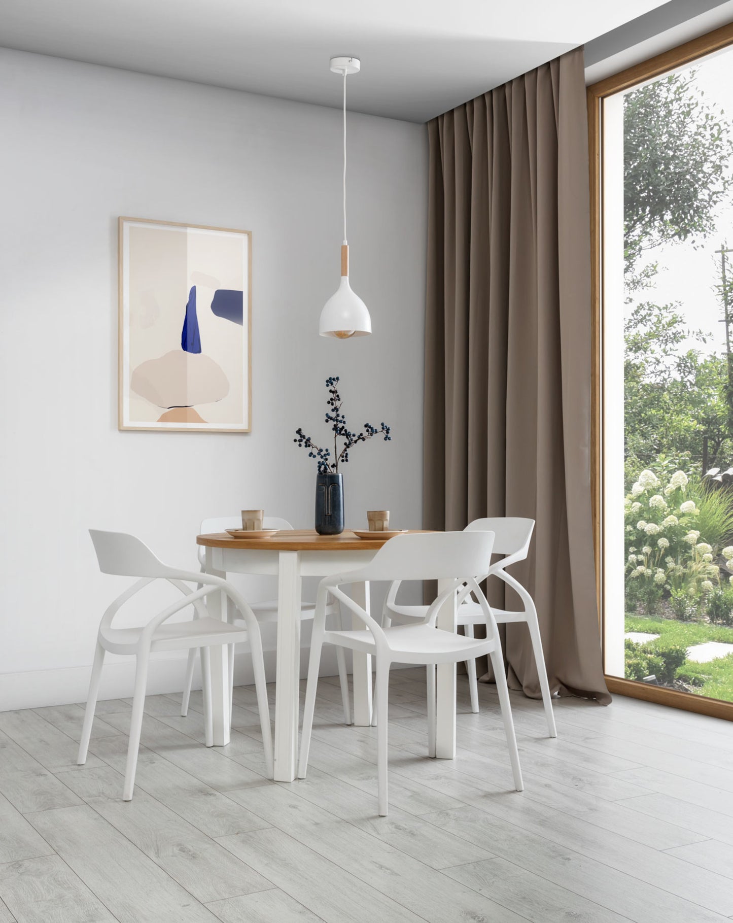 Lampa wisząca Woldes biała 17×110 cm – aranżacja w jadalni (dzień)