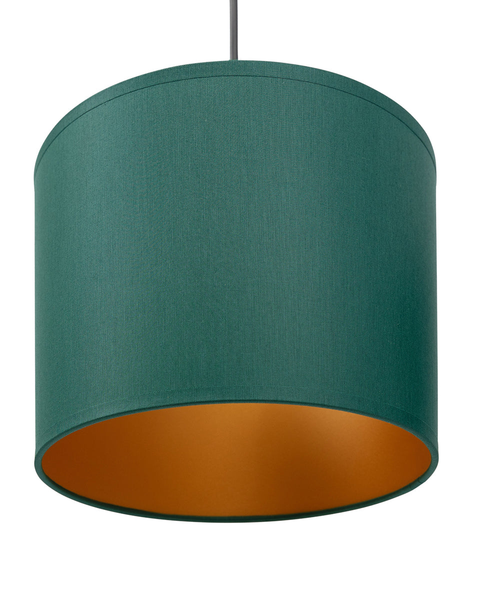 Zbliżenie pojedynczego abażuru lampy Vespillo 3: głęboka zieleń teksturowanej tkaniny i złoty, metaliczny połysk wewnętrznej powierzchni.
