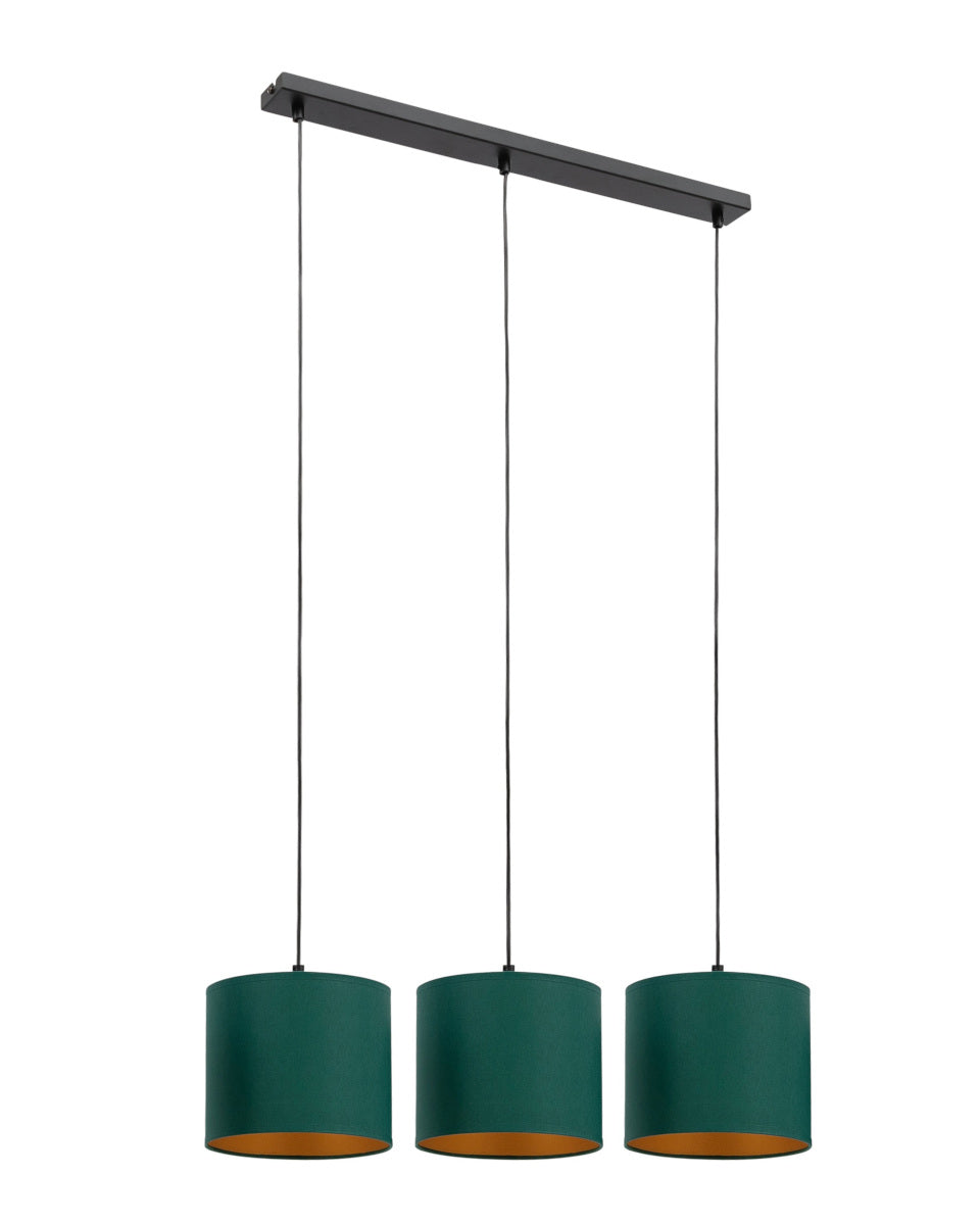 Trzy cylindryczne abażury z zielonej tkaniny z złotym wnętrzem zawieszone na czarnym, liniowym podsufitowym wsporniku na trzech przewodach – lampa wisząca Vespillo 3 w kolorze zielono-złotym, widok na białym tle.