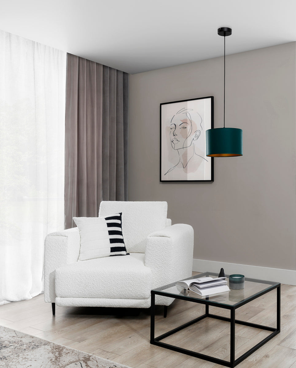Lampa wisząca Vespillo w aranżacji salonu: nad białym fotelem i szklanym stolikiem kawowym przy dużym oknie, z dekoracyjnym rysunkiem na ścianie w tle.