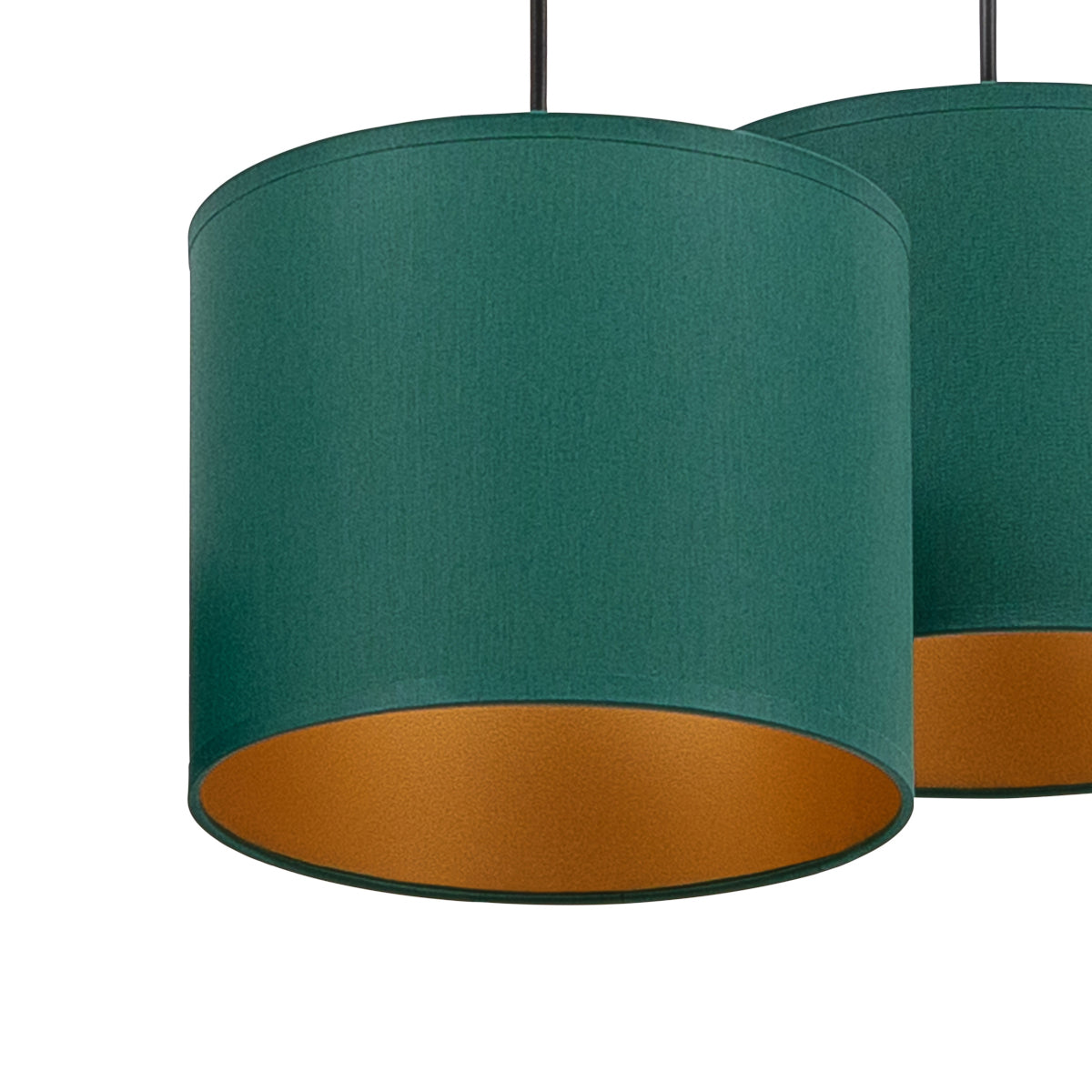 Zbliżenie na jeden z pięciu abażurów Vespillo 5: gładka tkanina w butelkowej zieleni i lśniąca, złota powłoka od wewnątrz, z widocznymi czarnymi przewodami.