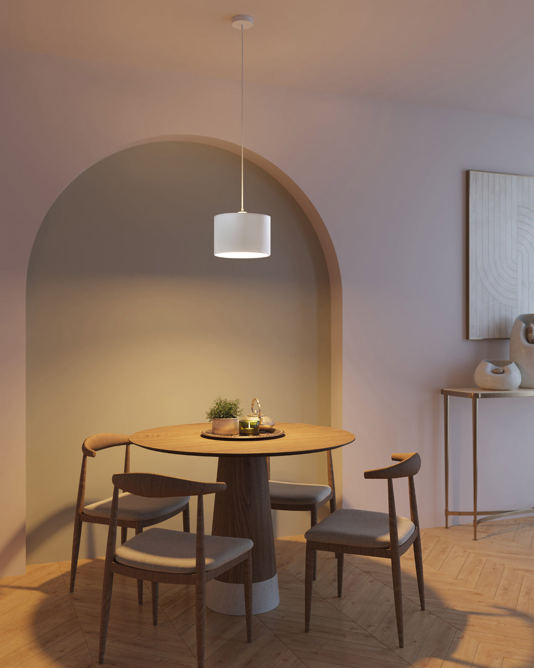 Ta sama jadalnia po zmroku, z włączoną białą lampą wiszącą Vespillo emitującą miękkie, ciepłe światło nad drewnianym stołem.