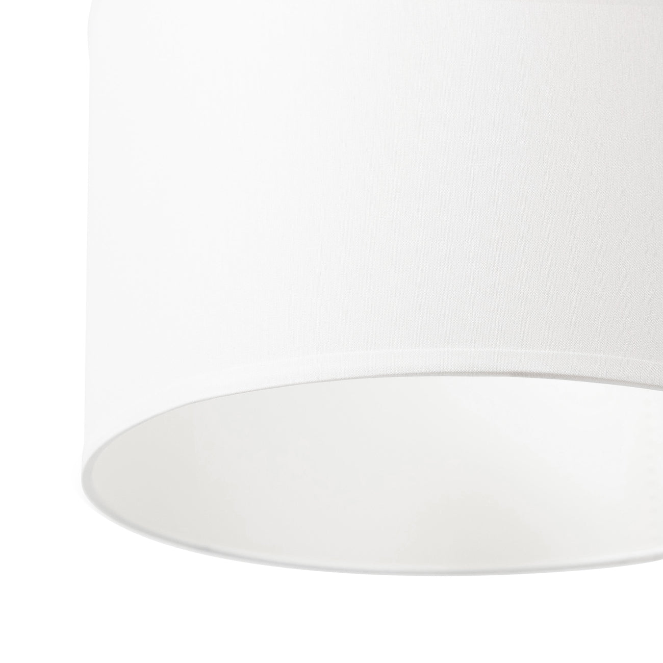 Zbliżenie dolnej krawędzi białego abażuru lampy wiszącej Vespillo, eksponujące gładką tkaninę i wewnętrzne białe wykończenie klosza na jednolitym tle.