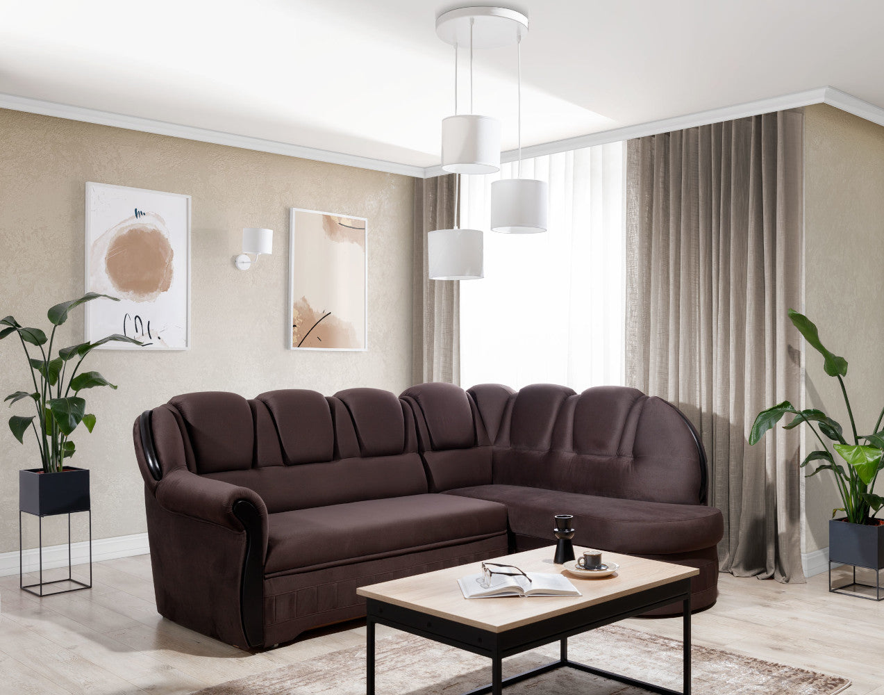 Stylowy salon z dużymi oknami i białym fotelem, nad którym zwisa lampa wisząca Vespillo 3 o białych kloszach, nad drewnianym stołem kawowym.